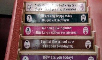 Okulun Merdivenlerine İngilizce Kelimeler Asıldı