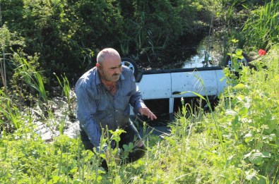 Sakarya'da Otomobil Kanala Devrildi Açıklaması 4 Yaralı