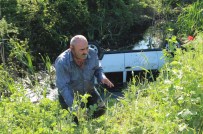 Sakarya'da Otomobil Kanala Devrildi Açıklaması 4 Yaralı