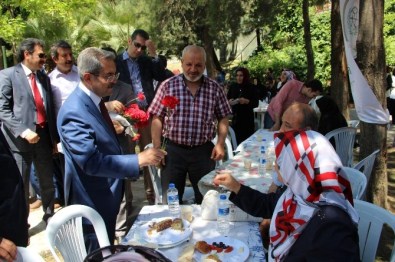 Ünüvar'dan Annelere Karanfilli Kutlama