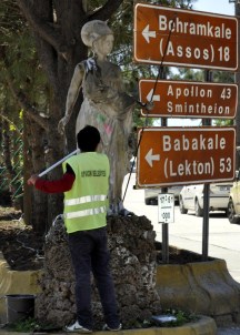 Ayvacık'ta Heykel Temizliği