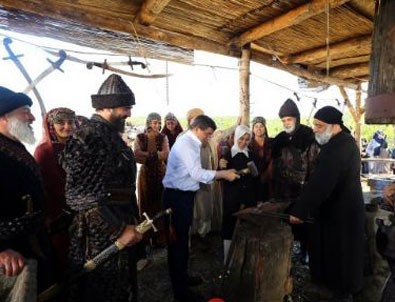 Başbakan Davutoğlu, 'Diriliş Ertuğrul'un setini ziyaret etti
