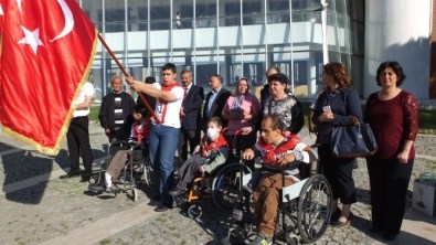 Burhaniye'de Engelliler Davullu Zurnalı Törenle Askere Uğurlandı