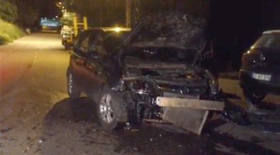 İki Otomobil Kafa Kafaya Çarpıştı