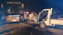 ÇARDAKLı - Kamyonetli Otobüs Çarpıştı Açıklaması 2 Yaralı