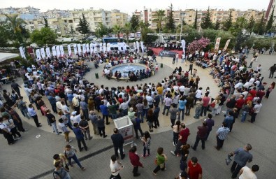 Mersinliler Hakan Aysev Konserlerine Akın Etti