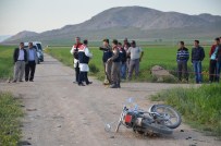 OKUL SERVİSİ - Okul Servisi Motosiklete Çarptı Açıklaması 1 Ölü