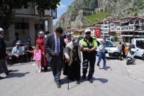 Polisten Yaşlı Kadına Yardım Eli