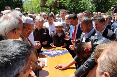 Kucağında Ölen Annesini Son Yolculuğuna Uğurladı