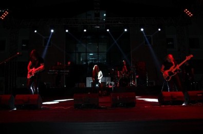 Kurtalan Ekspres Barış Manço Anma Gecesi'nde Konser Verdi