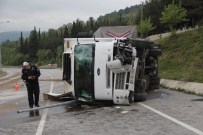 Limon Yüklü Kamyon Devrildi Açıklaması 2 Yaralı