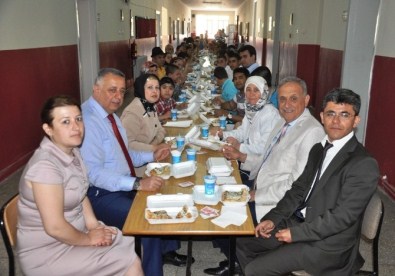 Ödemiş'te Muhtar'dan Özel Öğrencilere Kahvaltı