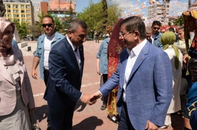 Başbakan Davutoğlu, Kütahya Valiliği'ni Ziyaret Etti