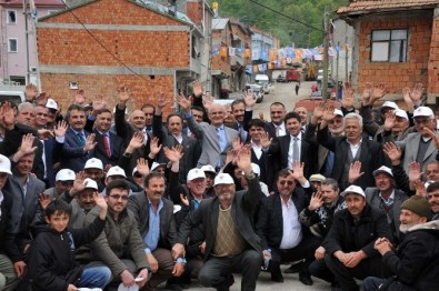 Beton Yola Kavuşan Tahnallılar, Başkan Yılmaz'ı Başbakan Gibi Karşıladı