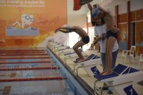 YÜZME YARIŞMASI - Engelli Sporcular Yüzme Yarışmasında Mücadele Etti