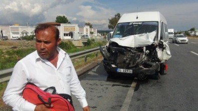 Kamyonet, Turistleri Taşıyan Minibüse Çarptı Açıklaması 1 Yaralı