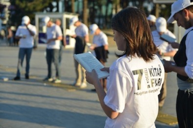 Meydanda Kitap Okudular