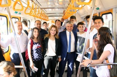 MHP'li Yılmaz Metroya Bindi, Oy İstedi