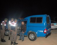 Uçuruma Giden Otomobilden Son Anda Atladı