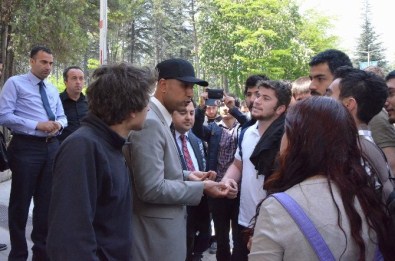 AK Parti Pankartını İndirmek İsteyen Öğrencilere Polis Müdahale Etti