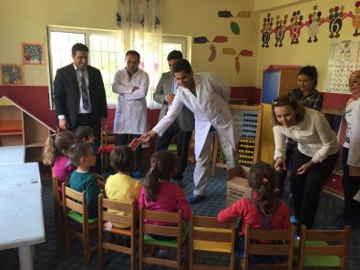 Anaokulu Öğrencilerine Diş Macunu Ve Fırçası Dağıtımı