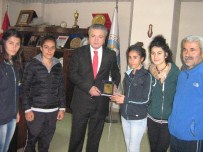 BAYAN FUTBOL TAKIMI - Bayan Futbol Takımın'dan Hatso Başkanı Taş'a Ziyaret Etti
