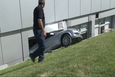 Gaz Pedalı Takılı Kalan Otomobil Hastaneye Girdi