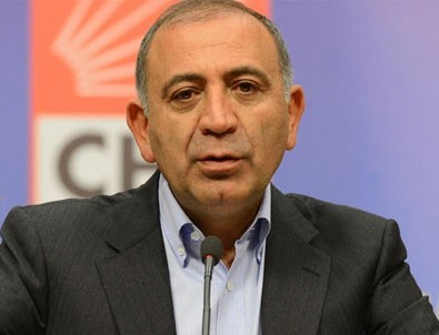 Gürsel Tekin farkında olmadan o bakanları övdü