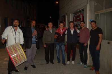 Askerler Davullarla Uğurlandı