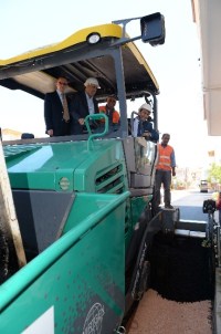 Dündar, İş Makinesi İle Asfalt Döktü