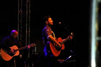 HKÜ'de Nükleer Başlıklı Kız Ve Yalın Konseri