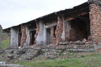 Kaplıca Bakımsızlıktan Yıkılmak Üzere