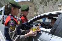 OKUL GEÇİT GÖREVLİSİ - Minik Jandarmalar Sürücüleri Uyardı