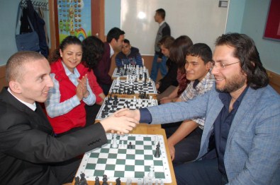 Sivas'ta Araştırma Görevlileri Özel Öğrencilerle Satranç Oynadı