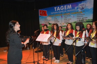 Tatvan'da Gençlik Merkezi Kursiyerlerinden Gençlik Konseri