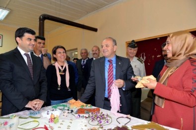 Vali Çakacak Çamlıyayla'da İncelemelerde Bulundu