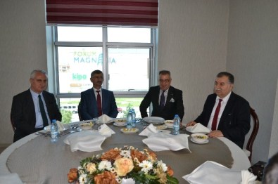Vali Yardımsıcı Seçilmiş Ve İl Hukuk İşleri Müdürü Tezel'e Veda Yemeği