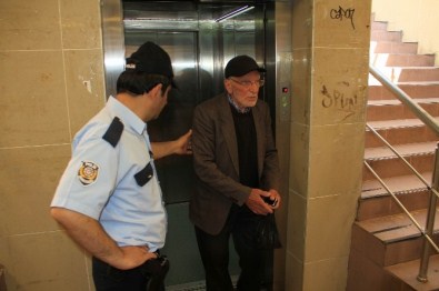 Yaşlı Adam Asansörde Mahsur Kaldı