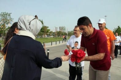 AK Parti Adayı Boyraz, Maltepe Sahilinde Karanfil Dağıttı