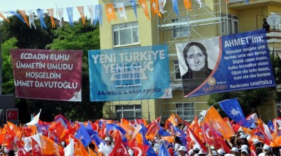 Başbakan Davutoğlu'na Pankartlarla Karşılama