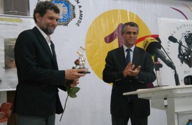 Diyarbakır Kitap Fuarı'nda Arjen Arin Şiir Yarışması Ödülü Verildi