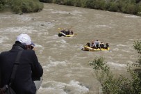KROS YARIŞMASI - Hakkari Zap Suyunda Rafting Heyecanı