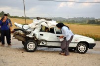 Kamyonet İle Otomobil Çarpıştı Açıklaması 3 Yaralı