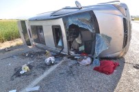 SERDAR KAYA - Tekeri Patlayan Minibüs Takla Attı Açıklaması 12 Yaralı