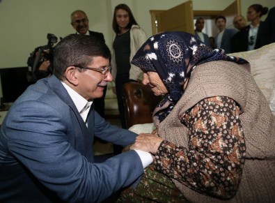 105 Yaşındaki Kadriye Nineden Davutoğlu'na Dua