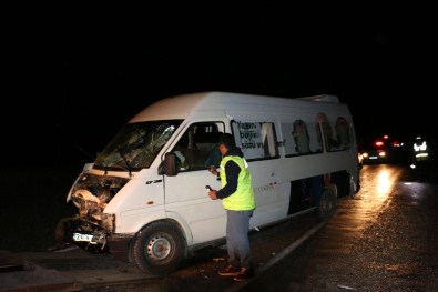 Denizli'de Minibüsle Otomobil Çarpıştı Açıklaması 1 Ölü, 8 Yaralı
