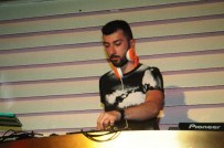 DJ - Hande Yener Oğlu İle Aynı Sahnede