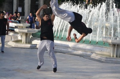 Filistinli Gençlerin Dans Gösterisinde Talihsiz Kaza