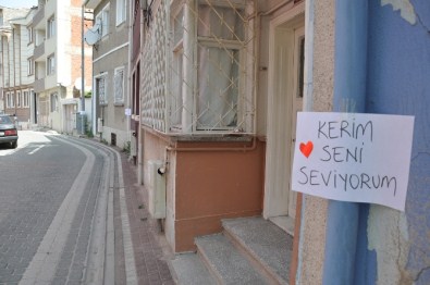 Genç Kız Aşkını Böyle İlan Etti