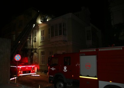 İzmir'de Metruk Binada Yangın